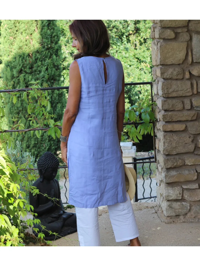 Robe en lin bleu lilas fendue sans manche de dos