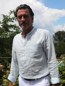 Sky blue long-sleeved linen polo shirt