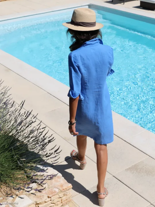 Robe chemise en lin bleu roi de dos