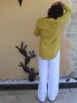 Top en lin jaune manche trois quart de dos