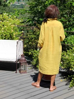 Robe chemise longue avec poche en lin jaune de dos