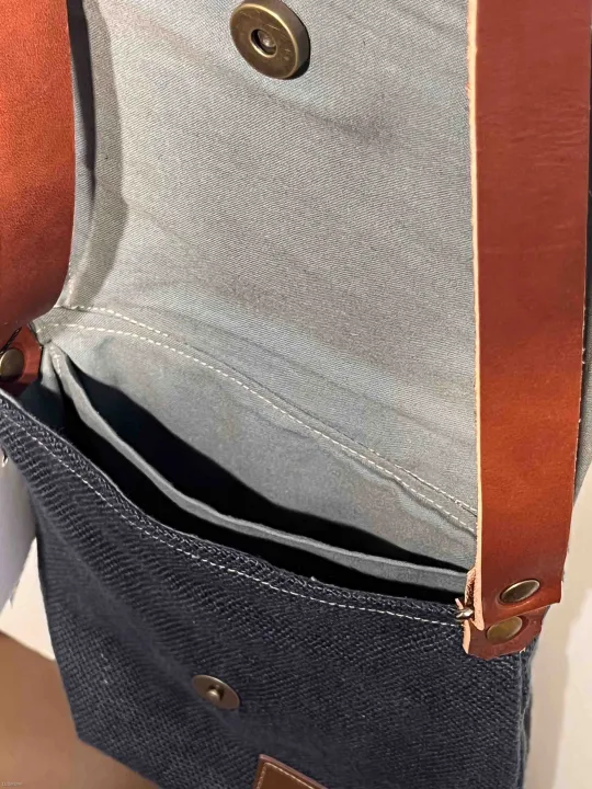 Linen navy shoulder bag with a leather flap inside
