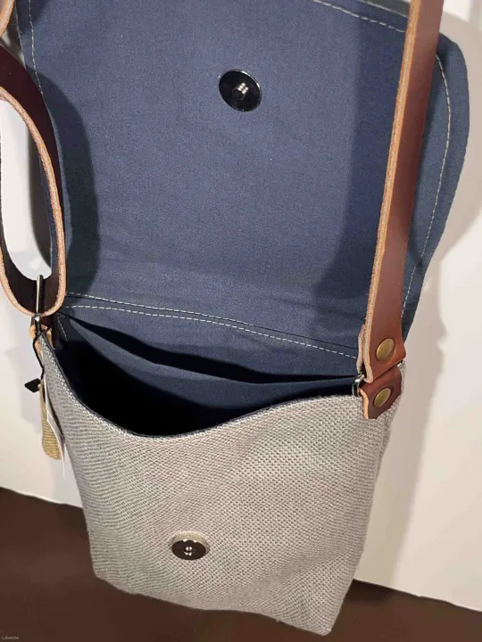 Linen shoulder bag with flap grey inside