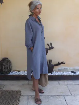 Robe chemise longue avec poche en lin taupe coté