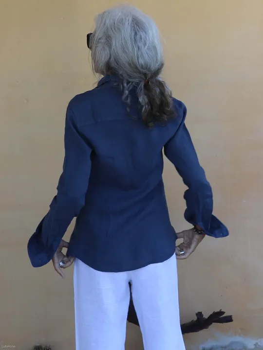 Women’s long-sleeved navy blue linen shirt (view from the back)