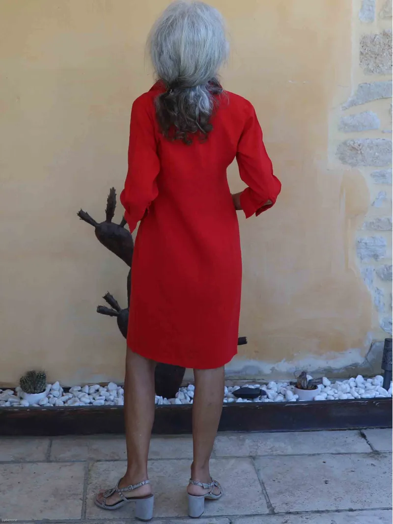 robe chemise en lin rouge (vue de dos)