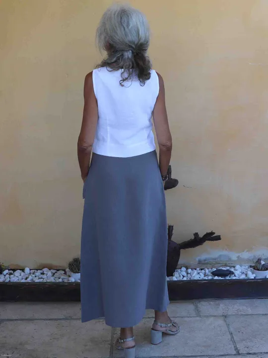 jupe en lin en taupe (vue de dos)