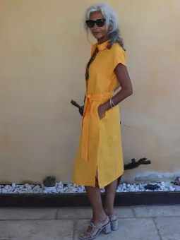 robe en lin boutonnée manche courte moutarde élégant