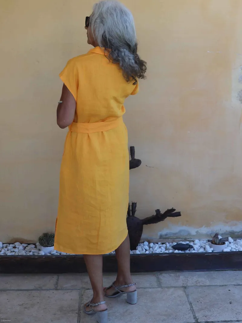 robe en lin boutonnée manche courte moutarde (vue de dos)