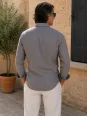 Luberone Bonnieux chemise en lin homme taupe avec col et manches longues vue de dos légèrement cintrée