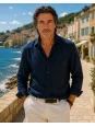 Homme portant une chemise en lin homme manches longues marine Luberone dans un village méditerranéen en bord de mer