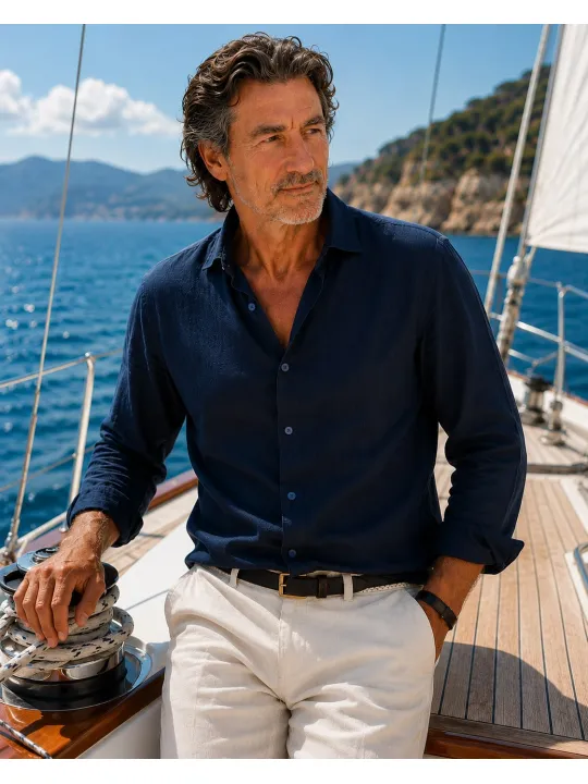 Homme portant une chemise en lin homme manches longues marine Luberone sur un voilier en Méditerranée