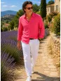 Homme portant une chemise en lin homme manches longues fuchsia Luberone se promenant dans un champ de lavande en Provence