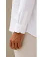 Poignet boutonné de la chemise en lin homme blanche manches longues