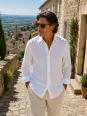 Homme portant une chemise en lin blanche manches longues dans le Luberon