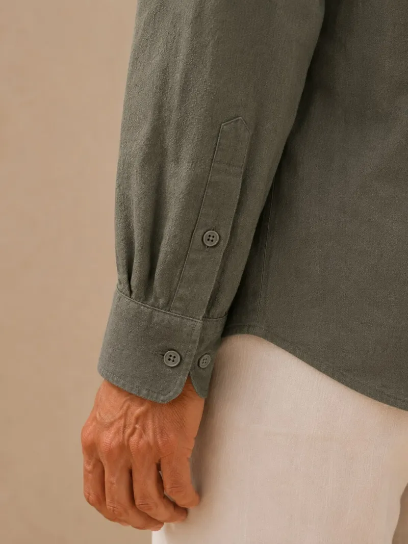 Poignet boutonné de la chemise en lin homme kaki manches longues