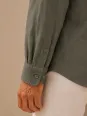 Poignet boutonné de la chemise en lin homme kaki manches longues