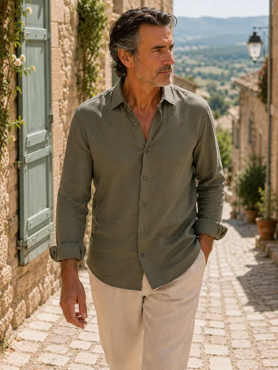 Homme portant une chemise en lin kaki manches longues dans le Luberon