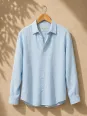 Chemise en lin homme bleu ciel manches longues avec col sur cintre