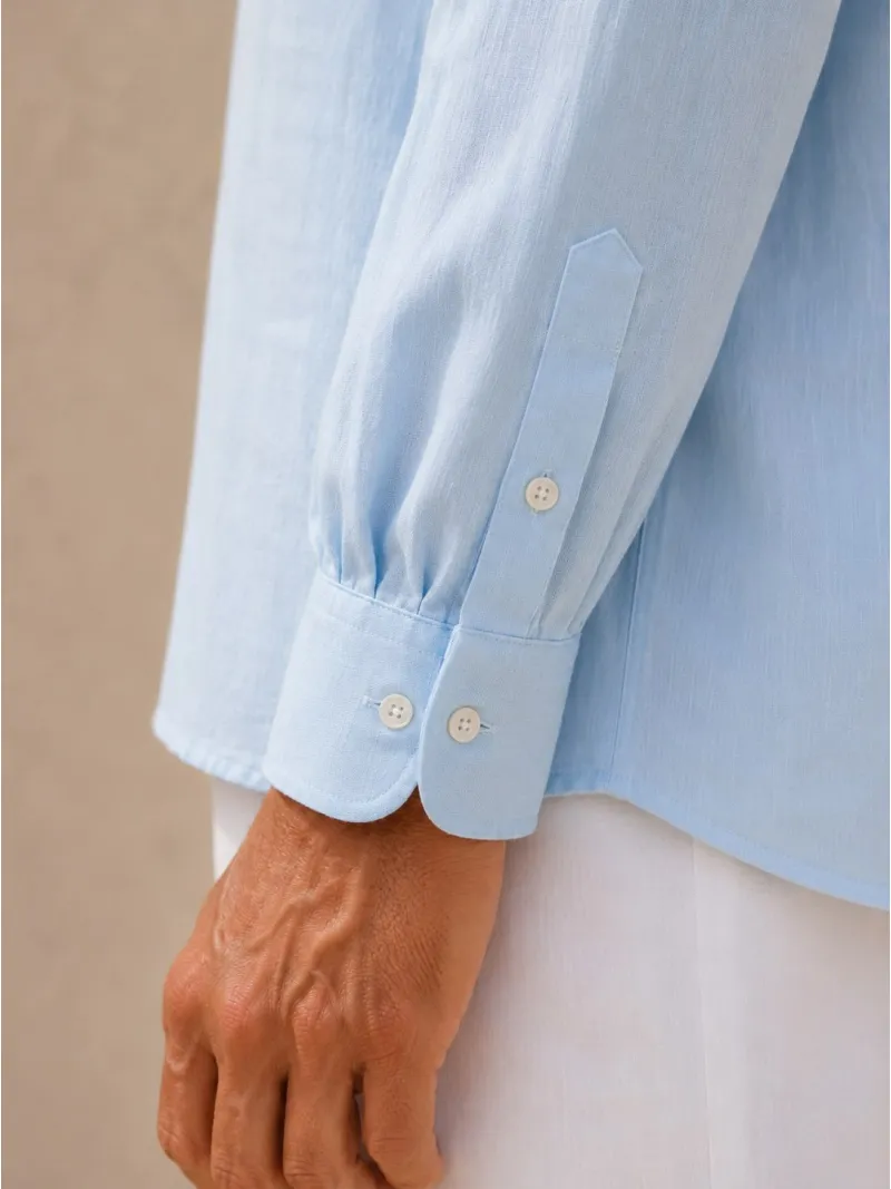 Poignet boutonné de la chemise en lin homme bleu ciel manches longues