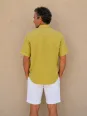 Chemise en lin homme jaune moutarde manches courtes avec col – vue de dos