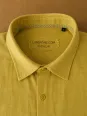 Détail du col de la chemise en lin homme jaune moutarde manches courtes