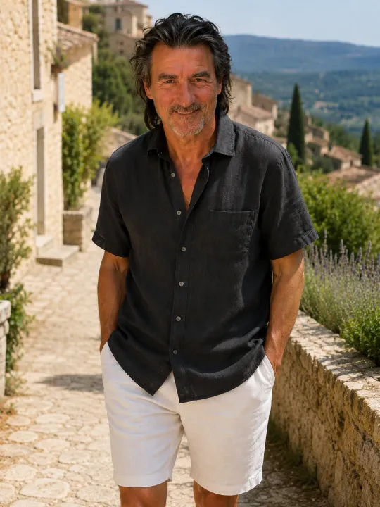 Man wearing a anthracite linen short sleeve shirt in the Luberon