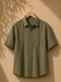 Chemise en lin homme kaki manches courtes avec col sur cintre