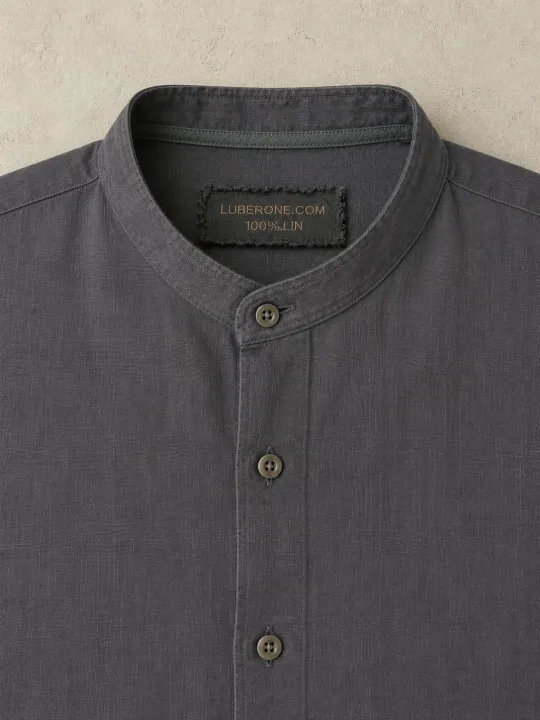 Détail du col de la chemise en lin homme taupe manches  longues col Mao