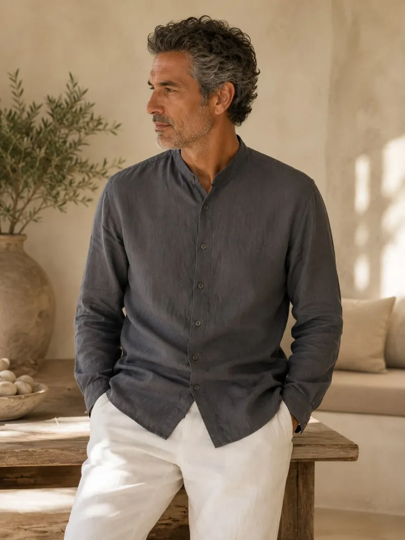 Homme portant une chemise en lin taupe manches  longues sans col dans le Luberon