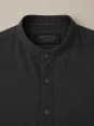 Détail du col de la chemise en lin homme noire manches  longues col Mao