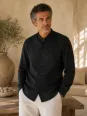 Homme portant une chemise en lin noire manches longues sans col dans le Luberon