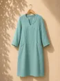Robe en lin femme verte Roussillon sur cintre, col V, manches 3/4 et poches