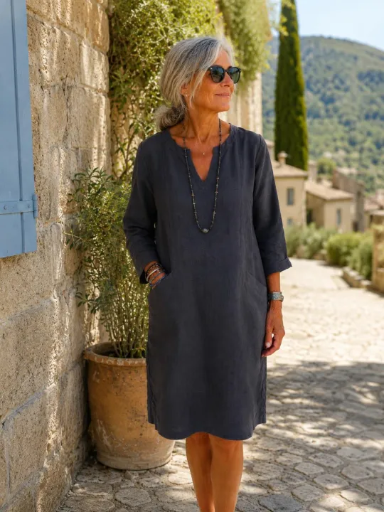Femme portant la robe en lin anthracite Roussillon dans le Luberon en Provence