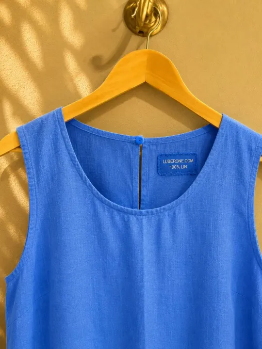 Détail du col rond et de l'étiquette de la robe en lin femme bleu roi Lourmarin
