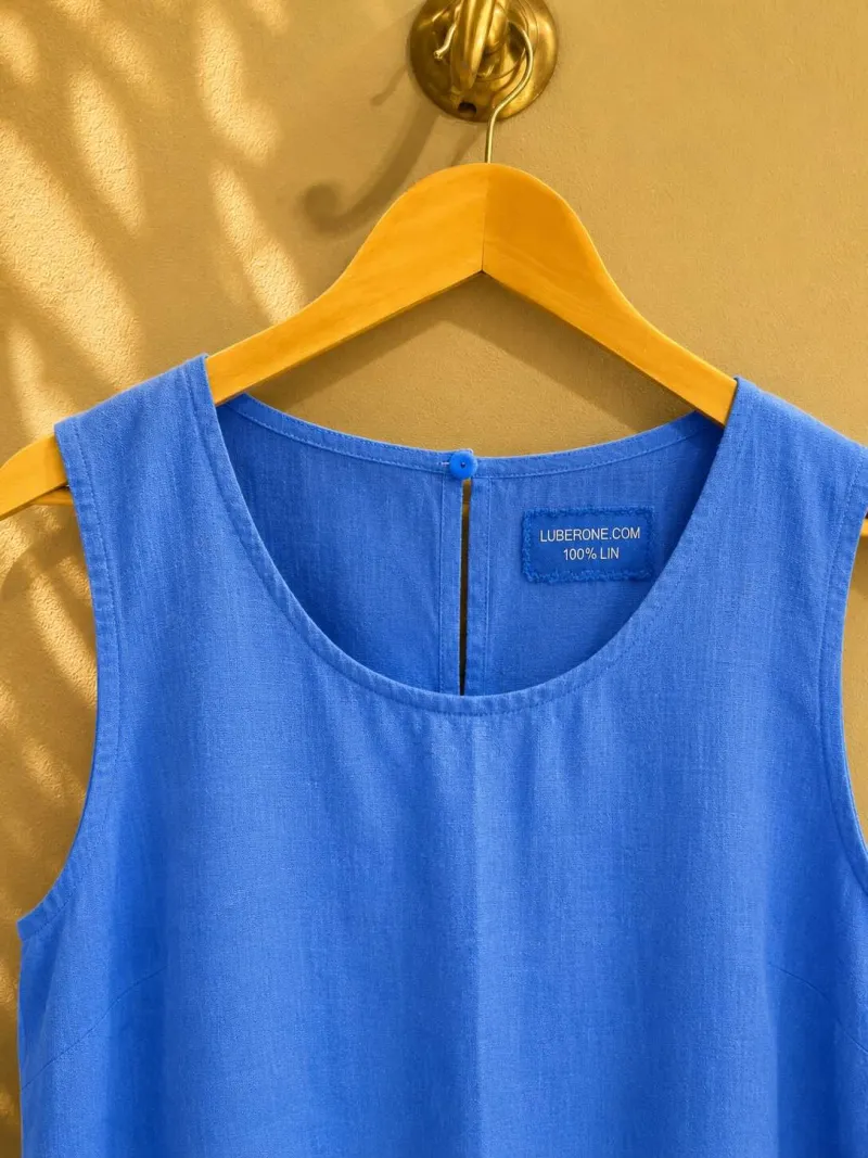 Détail du col rond et de l'étiquette de la robe en lin femme bleu roi Lourmarin