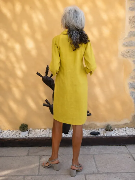 Vue de dos de la robe chemise en lin jaune femme manches 3/4 Ménerbes Luberone