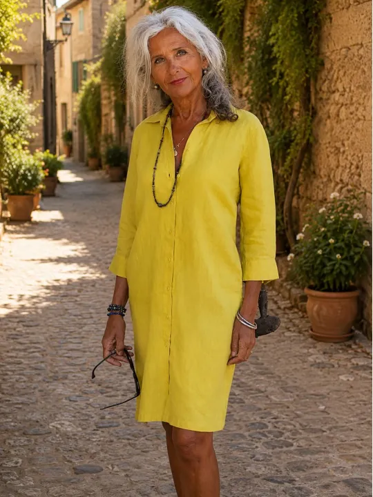 Robe chemise en lin jaune femme Ménerbes portée dans une ruelle du Luberon