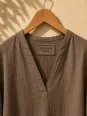 Détail du col V et de l'étiquette de la robe longue en lin femme café Rustrel