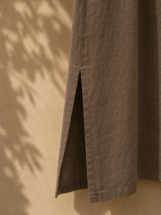 Détail de la fente de la robe longue en lin femme café Rustrel