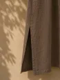 Détail de la fente de la robe longue en lin femme café Rustrel