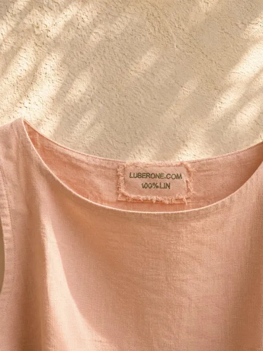 Round neckline and embroidered label of the women's salmon linen sleeveless top Lauris