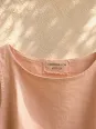 Round neckline and embroidered label of the women's salmon linen sleeveless top Lauris