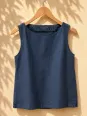Top en lin femme marine sans manches Lauris sur cintre en bois