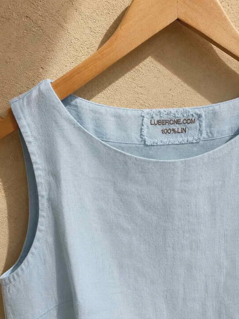 Col rond et étiquette du top en lin femme bleu ciel sans manches Lauris