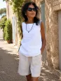 Top en lin blanc sans manches pour femme Lauris porté dans le Luberon