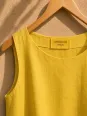 Col rond et étiquette du top en lin femme jaune Lauris – 100% lin