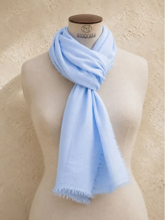 Écharpe en lin bleu ciel 100 % lin sur mannequin