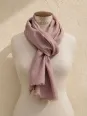 Écharpe en lin marron 100 % lin sur mannequin
