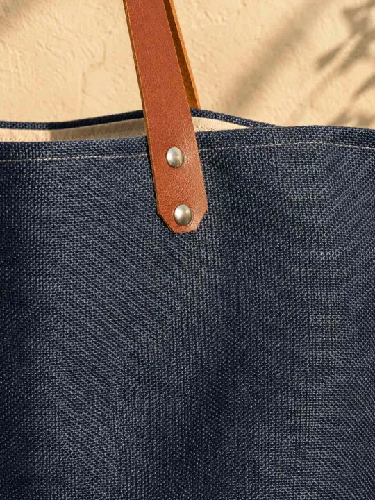 Détail du lin du sac cabas marine